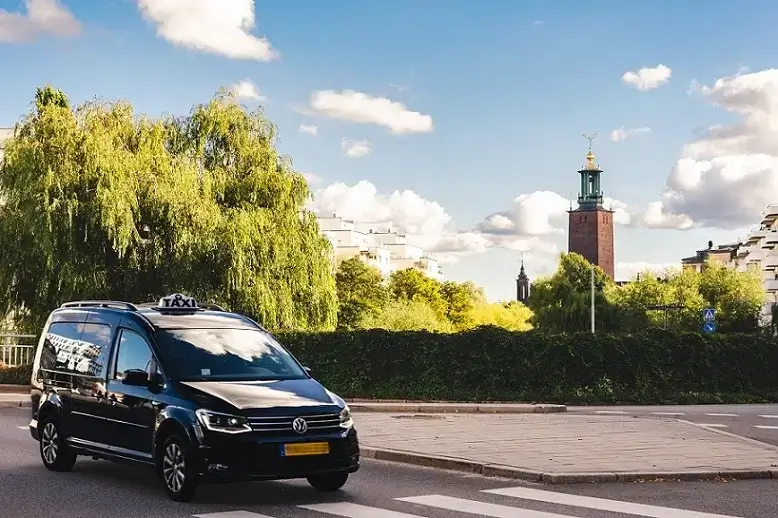 Taxibil i Stockholm – representerar yrket och vägen till taxiförarlegitimation.