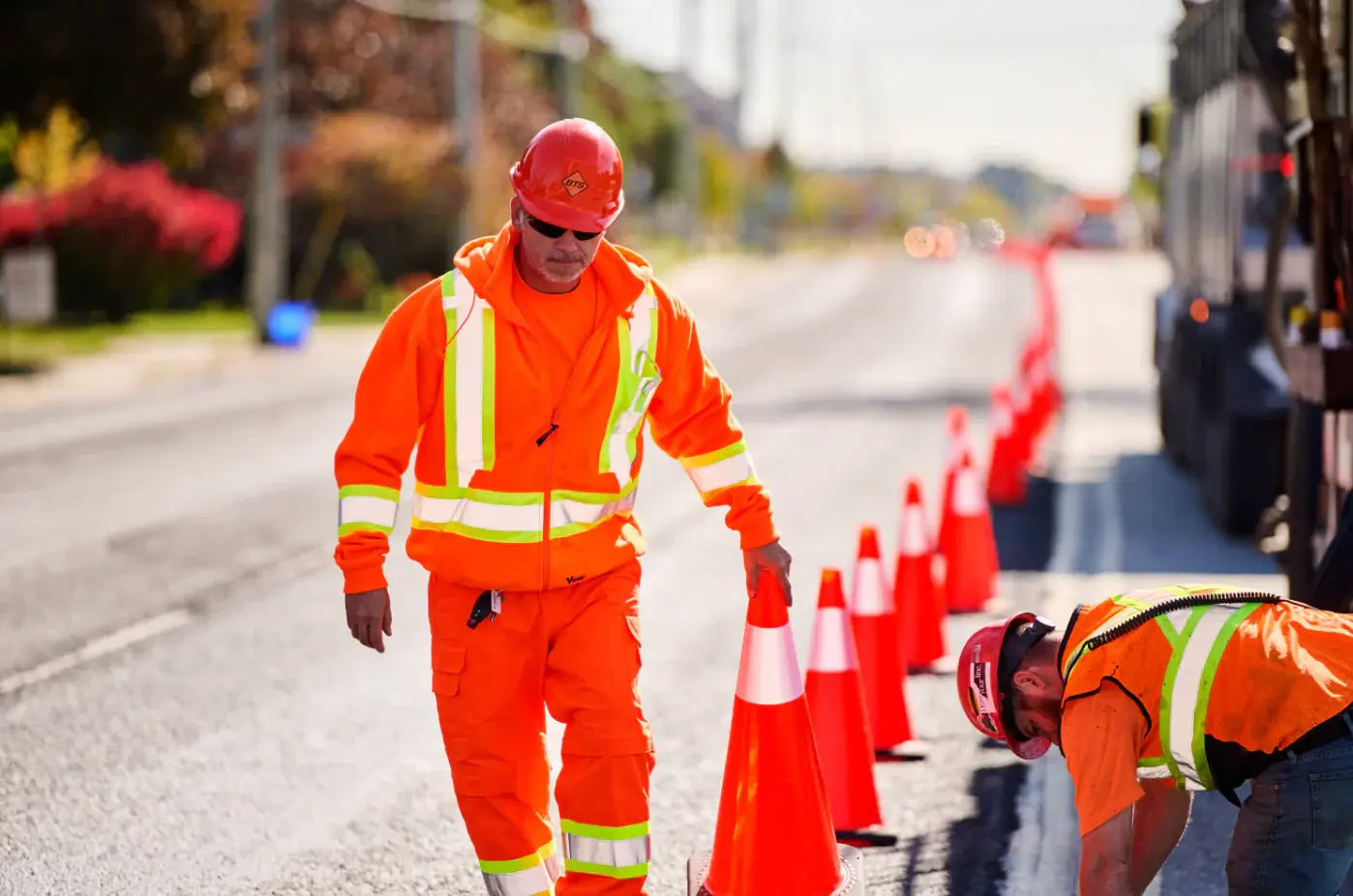 Vägarbete med trafikanordningar och personal som illustrerar nivåer 1.1–1.3 inom arbete på väg