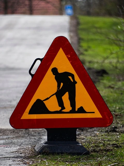 Vägarbete enligt Arbete på väg-regler med varningsskylt vid arbete på väg